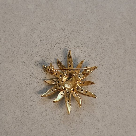 Vintage Star Shaped Brooch with Green Center Stone - Picture 4 of 5